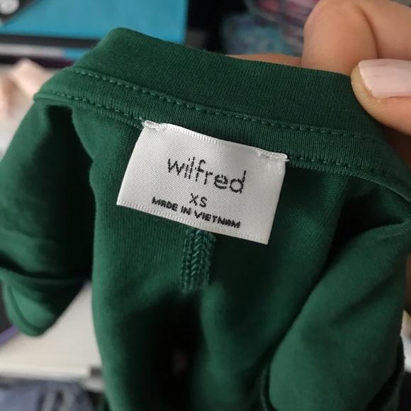 V-neck aritzia tee shirt - Picture 2 of 2